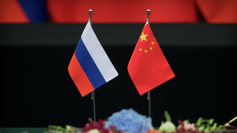 Отношения Китая и России не терпят вмешательства, заявили в МИД КНР