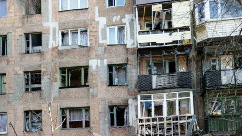 Украинский дрон сбросил взрывоопасный предмет на Горловку