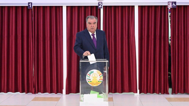 Рахмон проголосовал на выборах в парламент Таджикистана