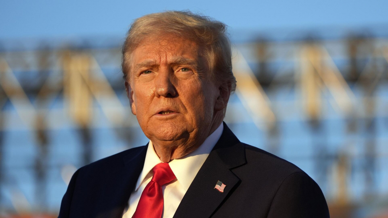 Рейтинг одобрения работы Трампа обновил минимум, следует из опроса