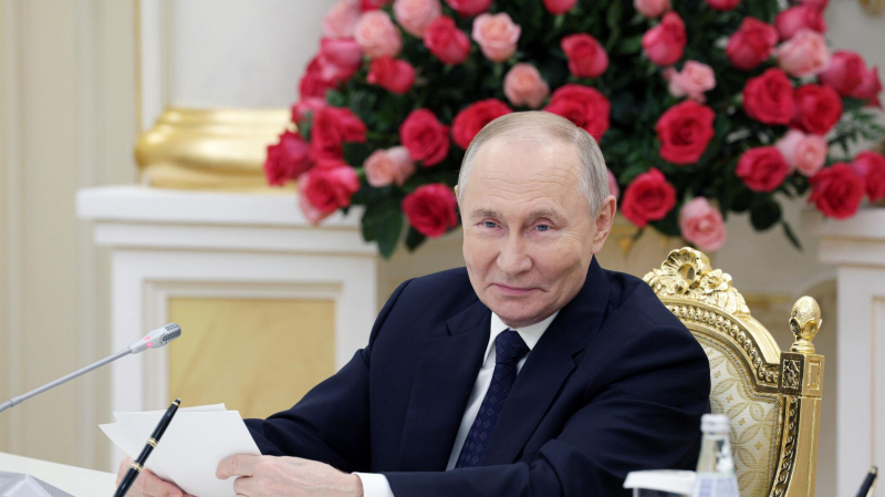Путин отменил обязательство покупателей газа РФ платить только через Газпромбанк